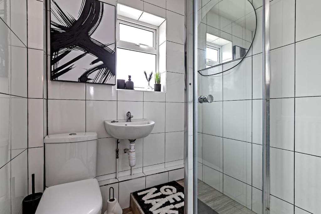 Apartament Tiger House - Driveway & Garden. Airport Location! Luton  Zewnętrze zdjęcie